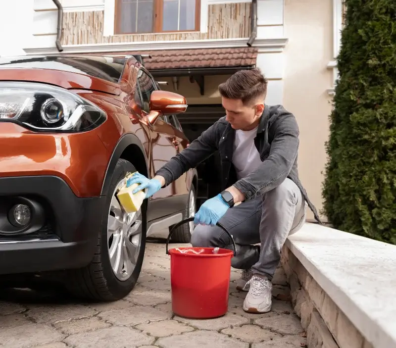 Lavage auto à domicile Sciecq : professionnel intervenant sur un véhicule